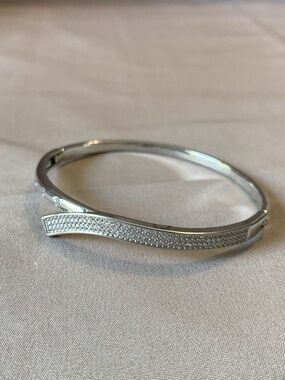 Silvertone bangle with Pavey stones